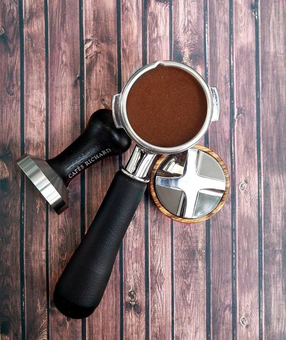Stamp 53mm CAFES RICHARD, trähandtag, svart